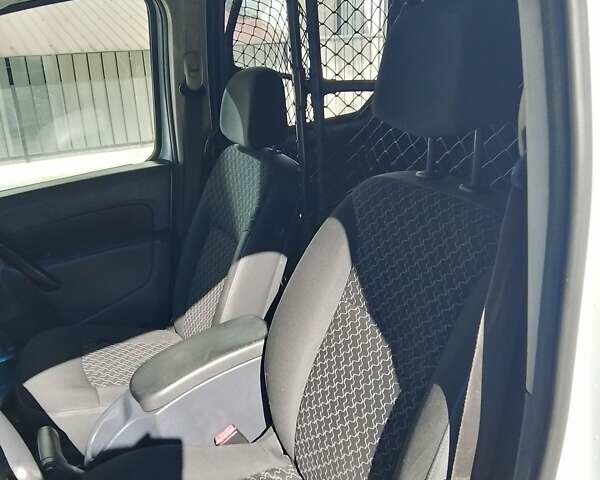 Белый Рено Кенгу, объемом двигателя 1.5 л и пробегом 245 тыс. км за 6200 $, фото 5 на Automoto.ua
