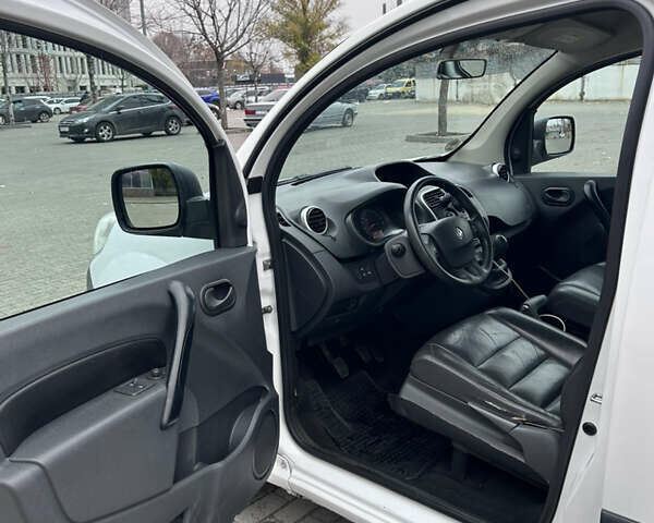 Белый Рено Кенгу, объемом двигателя 1.46 л и пробегом 312 тыс. км за 8600 $, фото 18 на Automoto.ua