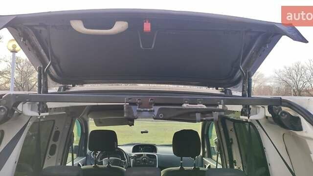 Белый Рено Кенгу, объемом двигателя 1.5 л и пробегом 268 тыс. км за 9000 $, фото 5 на Automoto.ua