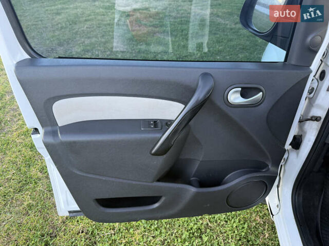 Белый Рено Кенгу, объемом двигателя 1.46 л и пробегом 215 тыс. км за 9800 $, фото 19 на Automoto.ua