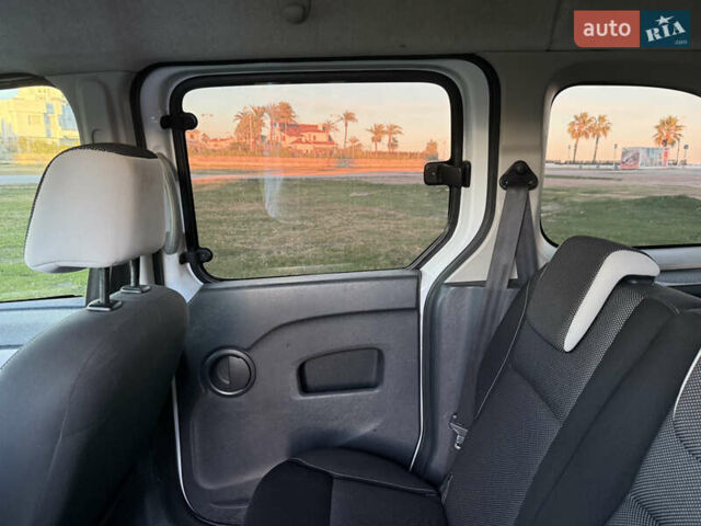 Белый Рено Кенгу, объемом двигателя 1.46 л и пробегом 215 тыс. км за 9800 $, фото 29 на Automoto.ua