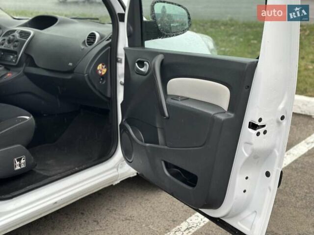 Белый Рено Кенгу, объемом двигателя 1.5 л и пробегом 255 тыс. км за 9800 $, фото 28 на Automoto.ua