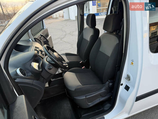 Белый Рено Кенгу, объемом двигателя 1.5 л и пробегом 190 тыс. км за 11799 $, фото 61 на Automoto.ua