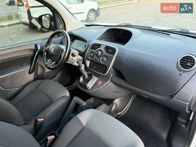Белый Рено Кенгу, объемом двигателя 1.5 л и пробегом 190 тыс. км за 11799 $, фото 49 на Automoto.ua
