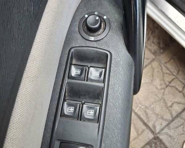 Белый Рено Кенгу, объемом двигателя 1.5 л и пробегом 250 тыс. км за 11100 $, фото 4 на Automoto.ua