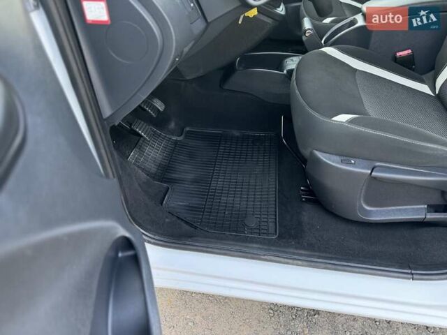 Белый Рено Кенгу, объемом двигателя 1.5 л и пробегом 173 тыс. км за 11600 $, фото 28 на Automoto.ua