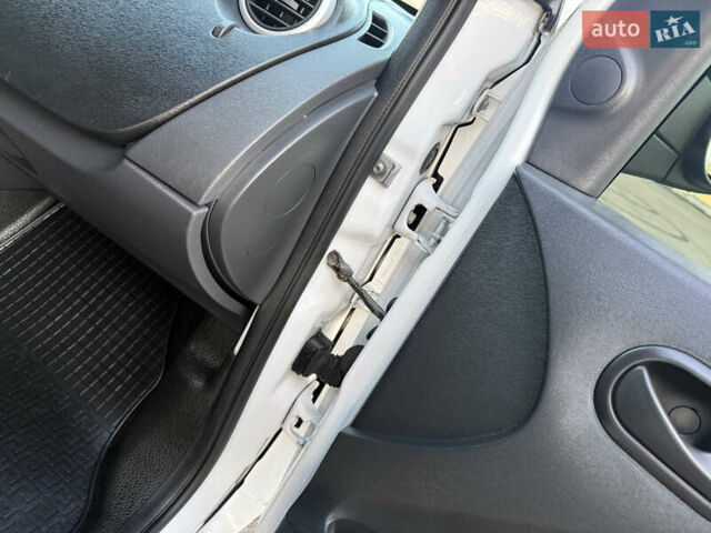 Белый Рено Кенгу, объемом двигателя 1.5 л и пробегом 190 тыс. км за 11799 $, фото 51 на Automoto.ua