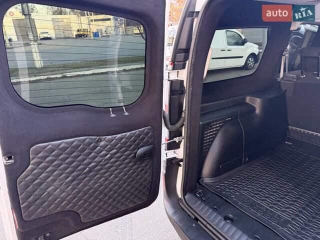 Белый Рено Кенгу, объемом двигателя 1.5 л и пробегом 190 тыс. км за 11799 $, фото 71 на Automoto.ua