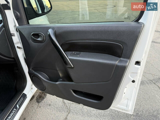 Белый Рено Кенгу, объемом двигателя 1.5 л и пробегом 190 тыс. км за 11799 $, фото 36 на Automoto.ua