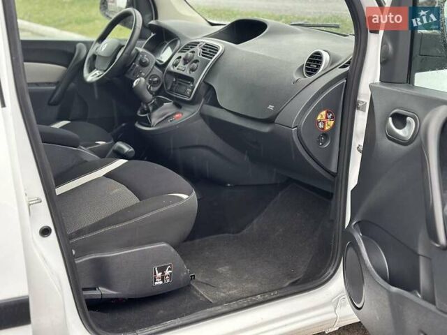 Белый Рено Кенгу, объемом двигателя 1.5 л и пробегом 255 тыс. км за 9800 $, фото 31 на Automoto.ua