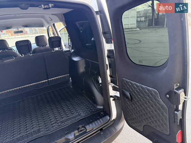 Белый Рено Кенгу, объемом двигателя 1.5 л и пробегом 190 тыс. км за 11799 $, фото 72 на Automoto.ua