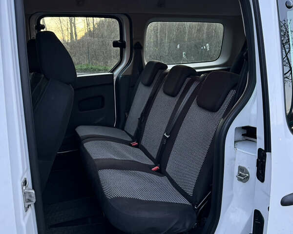 Белый Рено Кенгу, объемом двигателя 1.5 л и пробегом 186 тыс. км за 10699 $, фото 72 на Automoto.ua