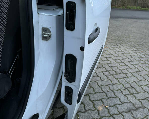 Белый Рено Кенгу, объемом двигателя 1.5 л и пробегом 186 тыс. км за 10699 $, фото 76 на Automoto.ua