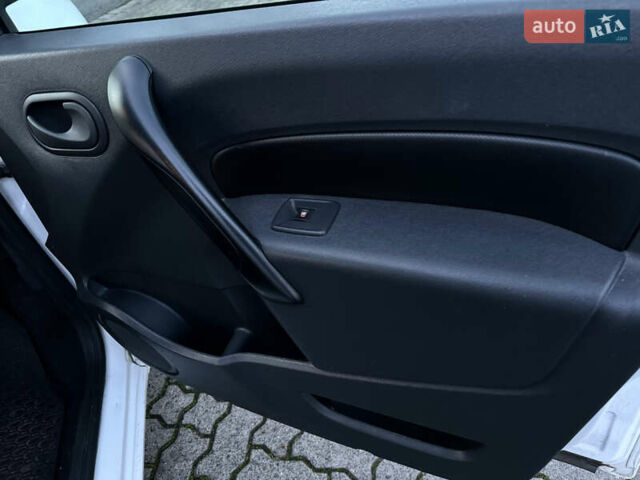 Белый Рено Кенгу, объемом двигателя 1.5 л и пробегом 186 тыс. км за 10699 $, фото 97 на Automoto.ua