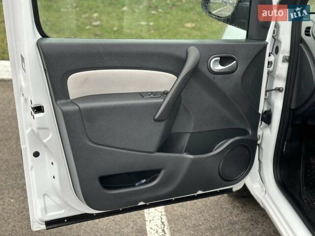 Белый Рено Кенгу, объемом двигателя 1.5 л и пробегом 255 тыс. км за 9800 $, фото 18 на Automoto.ua
