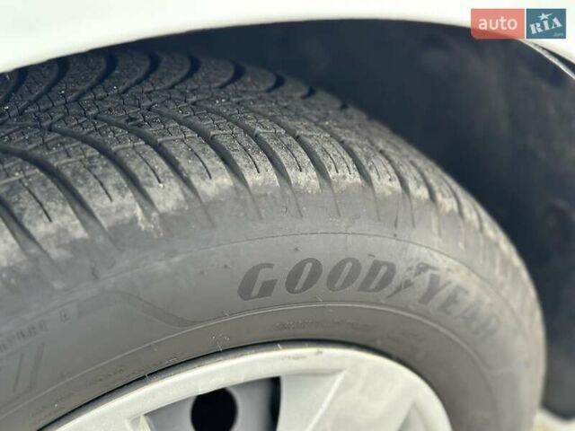 Белый Рено Кенгу, объемом двигателя 1.5 л и пробегом 255 тыс. км за 9800 $, фото 41 на Automoto.ua