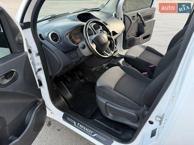 Белый Рено Кенгу, объемом двигателя 1.5 л и пробегом 190 тыс. км за 11799 $, фото 53 на Automoto.ua
