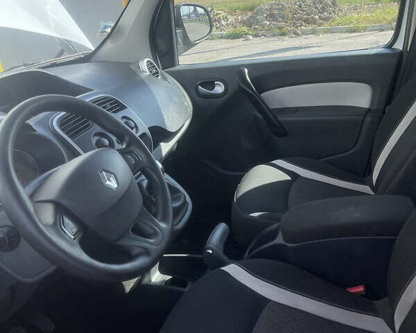 Белый Рено Кенгу, объемом двигателя 1.46 л и пробегом 170 тыс. км за 12700 $, фото 3 на Automoto.ua