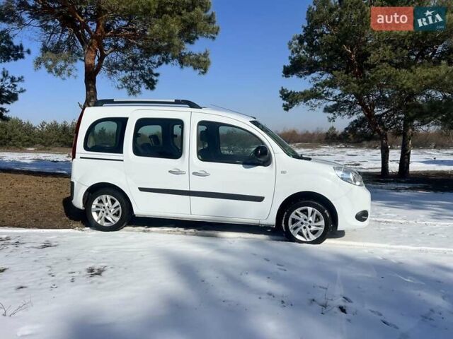 Белый Рено Кенгу, объемом двигателя 1.5 л и пробегом 220 тыс. км за 10800 $, фото 3 на Automoto.ua