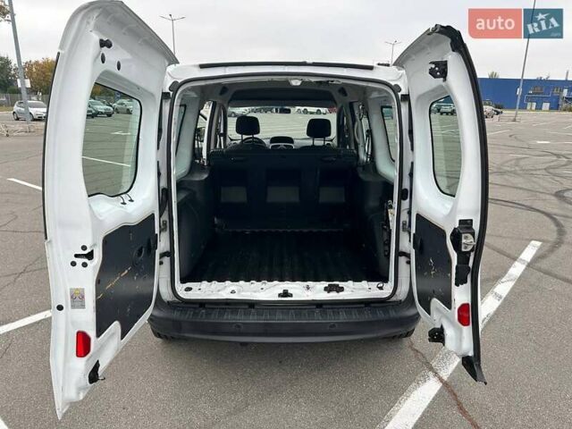 Белый Рено Кенгу, объемом двигателя 0 л и пробегом 153 тыс. км за 15000 $, фото 9 на Automoto.ua