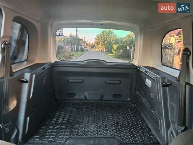 Рено Кєнгу 2014 у Дубно на Automoto.ua Білий Рено Кєнгу, об'ємом двигуна 1.46 л та пробігом 345 тис. км за 8800 $, фото 35 на Automoto.ua