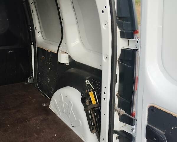 Белый Рено Кенгу, объемом двигателя 1.46 л и пробегом 397 тыс. км за 7500 $, фото 11 на Automoto.ua