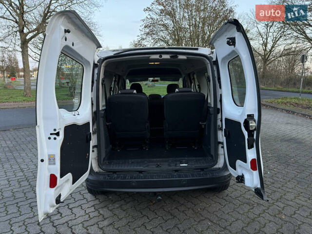 Белый Рено Кенгу, объемом двигателя 1.5 л и пробегом 186 тыс. км за 10699 $, фото 84 на Automoto.ua