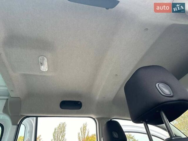 Белый Рено Кенгу, объемом двигателя 0 л и пробегом 153 тыс. км за 15000 $, фото 13 на Automoto.ua