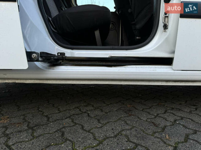 Белый Рено Кенгу, объемом двигателя 1.5 л и пробегом 186 тыс. км за 10699 $, фото 70 на Automoto.ua