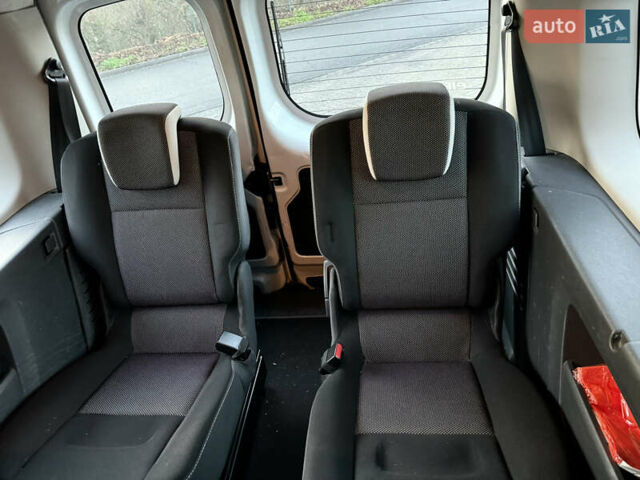 Белый Рено Кенгу, объемом двигателя 1.5 л и пробегом 186 тыс. км за 10699 $, фото 78 на Automoto.ua