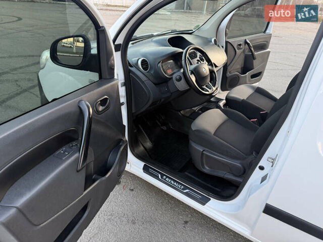 Белый Рено Кенгу, объемом двигателя 1.5 л и пробегом 190 тыс. км за 11799 $, фото 60 на Automoto.ua