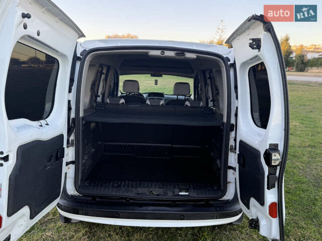 Белый Рено Кенгу, объемом двигателя 1.46 л и пробегом 215 тыс. км за 9800 $, фото 33 на Automoto.ua