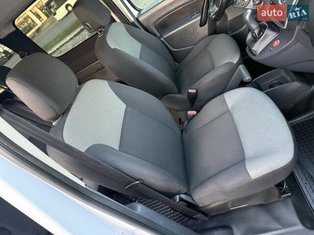 Белый Рено Кенгу, объемом двигателя 1.5 л и пробегом 190 тыс. км за 11799 $, фото 44 на Automoto.ua