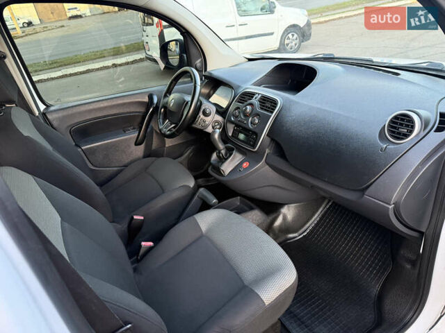 Белый Рено Кенгу, объемом двигателя 1.5 л и пробегом 190 тыс. км за 11799 $, фото 2 на Automoto.ua