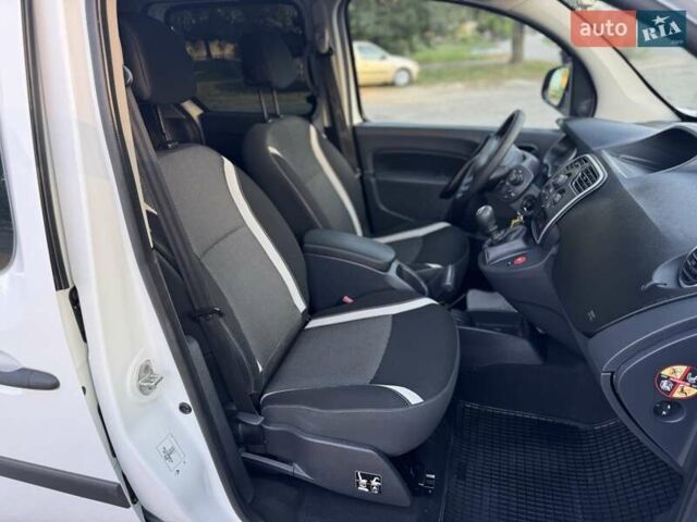 Белый Рено Кенгу, объемом двигателя 1.5 л и пробегом 173 тыс. км за 11600 $, фото 68 на Automoto.ua