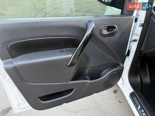 Белый Рено Кенгу, объемом двигателя 1.5 л и пробегом 190 тыс. км за 11799 $, фото 52 на Automoto.ua