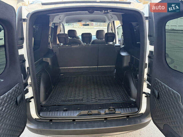 Белый Рено Кенгу, объемом двигателя 1.5 л и пробегом 190 тыс. км за 11799 $, фото 69 на Automoto.ua