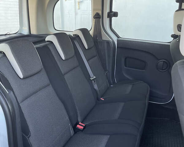 Белый Рено Кенгу, объемом двигателя 1.46 л и пробегом 170 тыс. км за 12700 $, фото 6 на Automoto.ua