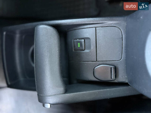 Белый Рено Кенгу, объемом двигателя 1.46 л и пробегом 215 тыс. км за 9800 $, фото 21 на Automoto.ua