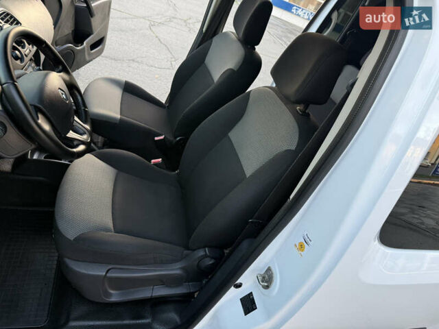 Белый Рено Кенгу, объемом двигателя 1.5 л и пробегом 190 тыс. км за 11799 $, фото 58 на Automoto.ua