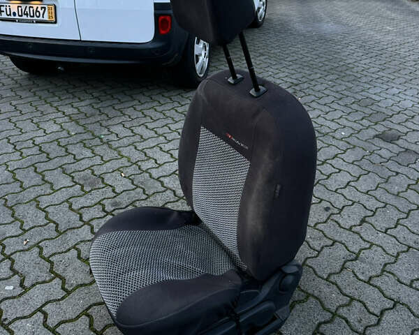 Белый Рено Кенгу, объемом двигателя 1.5 л и пробегом 186 тыс. км за 10699 $, фото 94 на Automoto.ua