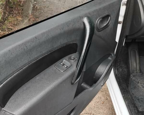 Белый Рено Кенгу, объемом двигателя 1.46 л и пробегом 397 тыс. км за 7500 $, фото 5 на Automoto.ua