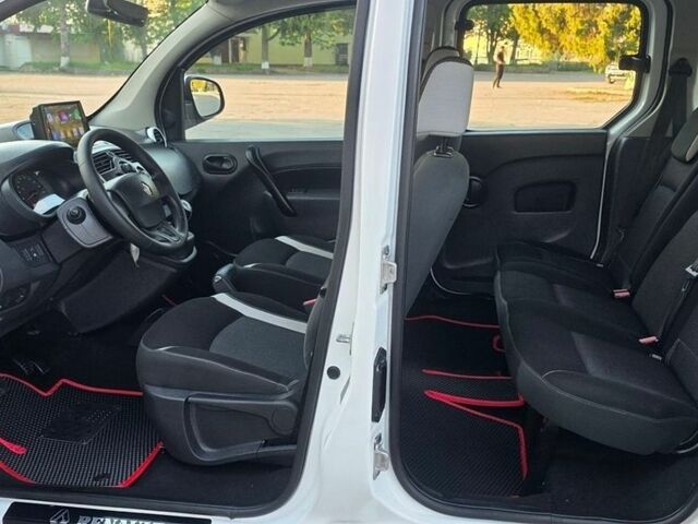 Белый Рено Кенгу, объемом двигателя 1.5 л и пробегом 224 тыс. км за 11700 $, фото 71 на Automoto.ua