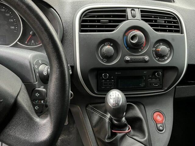 Белый Рено Кенгу, объемом двигателя 0 л и пробегом 250 тыс. км за 9700 $, фото 5 на Automoto.ua