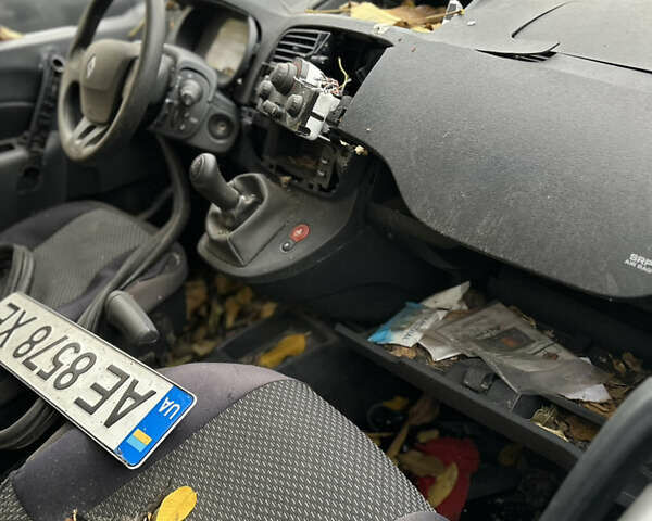 Белый Рено Кенгу, объемом двигателя 1.46 л и пробегом 196 тыс. км за 2800 $, фото 17 на Automoto.ua