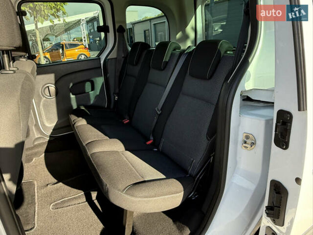 Белый Рено Кенгу, объемом двигателя 1.5 л и пробегом 235 тыс. км за 10900 $, фото 16 на Automoto.ua
