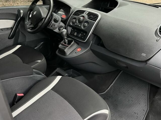 Белый Рено Кенгу, объемом двигателя 0 л и пробегом 250 тыс. км за 9700 $, фото 6 на Automoto.ua