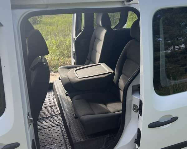 Белый Рено Кенгу, объемом двигателя 1.5 л и пробегом 282 тыс. км за 8400 $, фото 6 на Automoto.ua