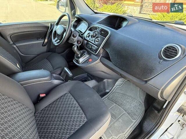 Белый Рено Кенгу, объемом двигателя 1.46 л и пробегом 230 тыс. км за 7300 $, фото 44 на Automoto.ua