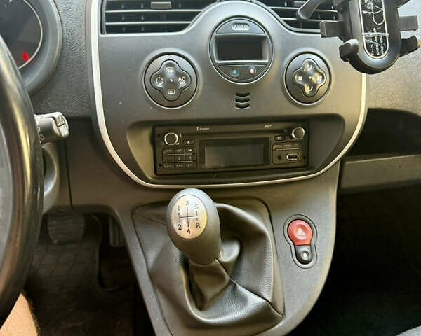Білий Рено Кєнгу, об'ємом двигуна 1.5 л та пробігом 240 тис. км за 9499 $, фото 23 на Automoto.ua